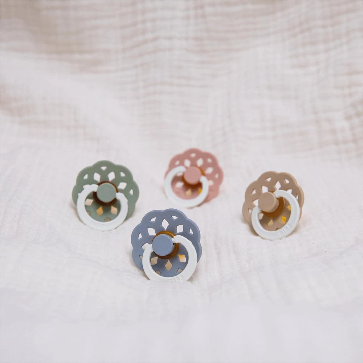 BiBS - Boheme Pacifier Glow In The Dark - Stage 2 Fopspeen - 2 Stuks - Blush Glow / Vanilla Glow 7 BiBS - Boheme Pacifier Glow In The Dark - Stage 2 Fopspeen - 2 Stuks - Blush Glow / Vanilla Glow - Afbeelding 7