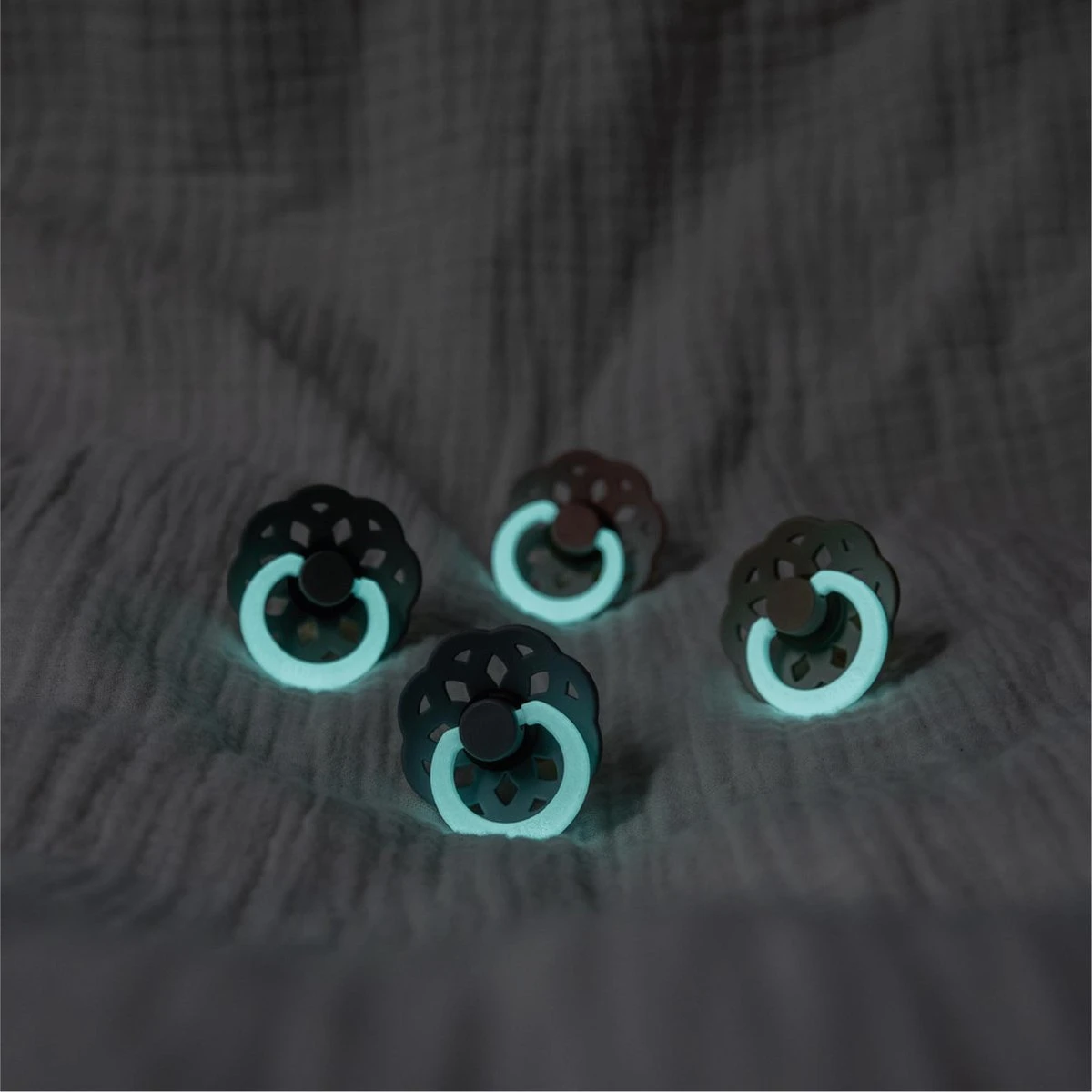 BiBS - Boheme Pacifier Glow In The Dark - Stage 2 Fopspeen - 2 Stuks - Blush Glow / Vanilla Glow 8 BiBS - Boheme Pacifier Glow In The Dark - Stage 2 Fopspeen - 2 Stuks - Blush Glow / Vanilla Glow - Afbeelding 8