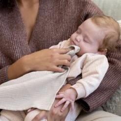 Doomoo Basics - Mom'n Play Tetra Almond - Veelzijdige Borstvoedingsdoek - Biokatoen -Jollein Winkel 1200x1200 896