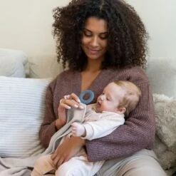 Doomoo Basics - Mom'n Play Tetra Almond - Veelzijdige Borstvoedingsdoek - Biokatoen -Jollein Winkel 1200x1200 897