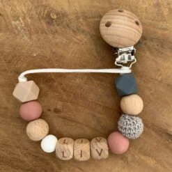 Speenkoord Met Naam | Gepersonaliseerd | Donker Roze - Hout | Kraamcadeau | Baby | Speenclip | Speenketting | Bebbes