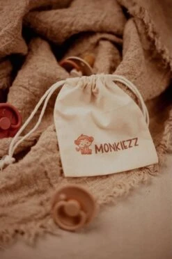 BIBS Boheme Fopspeen Set | Maat 2 6-18 Maanden | Set 3 Stuks + MONKIEZZ® Speenzakje | Glow In The Dark Sage, Cloud, Vanilla -Jollein Winkel 797x1200