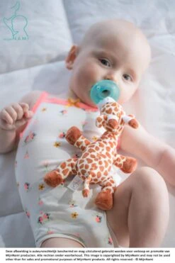 MijnNami Speenknuffel Giraffe - Zonder Speen - Speentjes Afneembaar - Eco-vriendelijk - BPA Vrij - Speen Knuffel -Jollein Winkel 800x1200 2