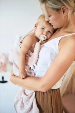 Jollein Speendoek Moon | Set 2 Stuks | Pale Pink + Ash Green 6 Jollein Speendoek Moon | Set 2 Stuks | Pale Pink + Ash Green -Jollein Winkel 800x1200 55